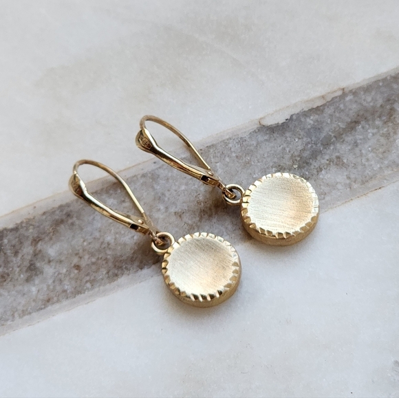 14K Yellow Gold Leverback drops with diamond-cut edges. Like new. - Picture 1 of 4